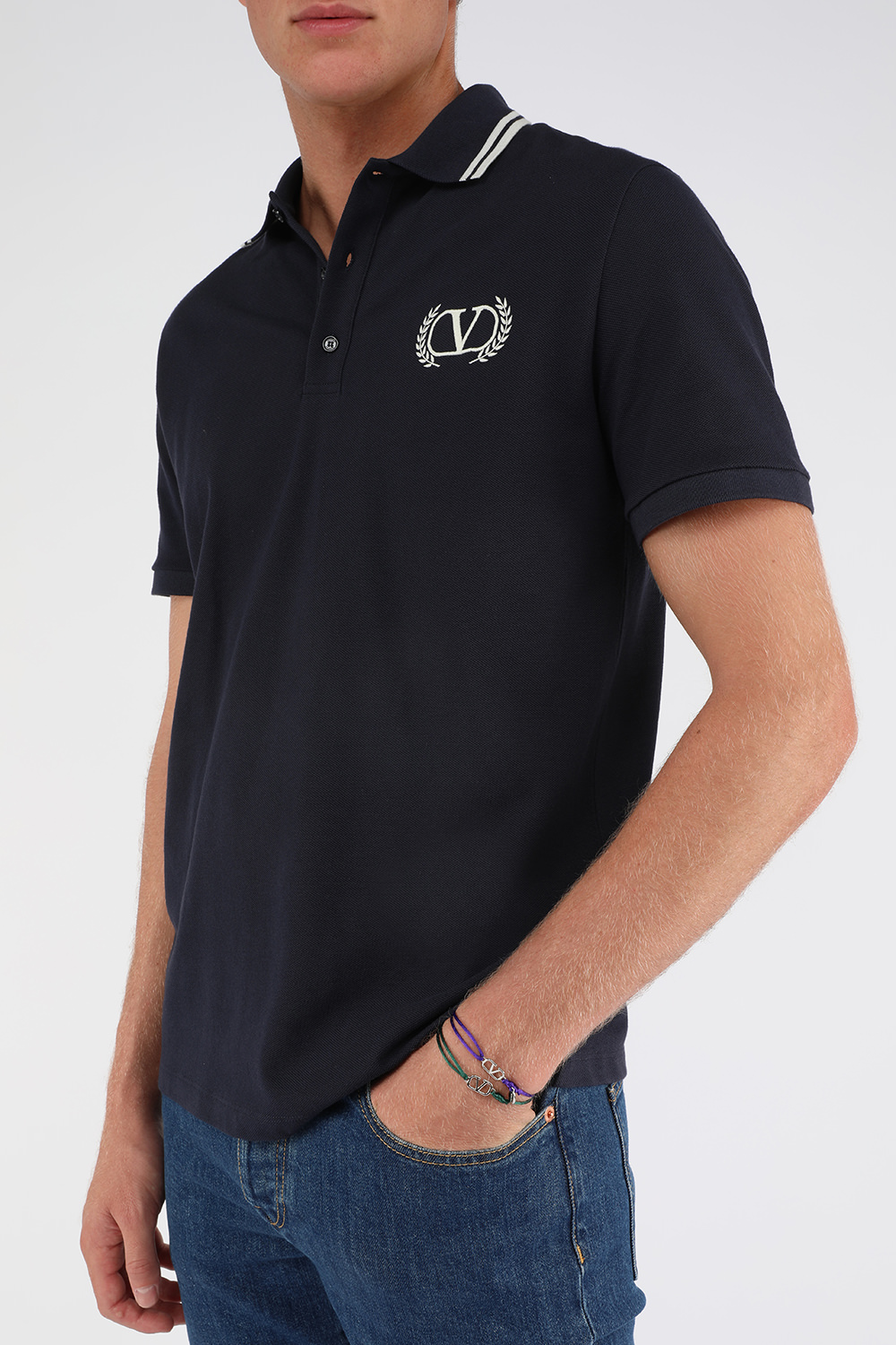 צמיד בד עם לוגו מטאלי